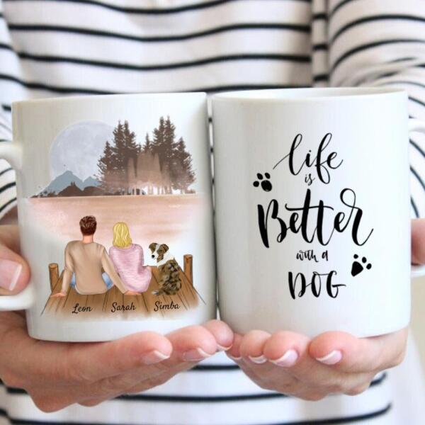 Pärchen mit Haustier am Steg - Personalisierte Tasse (Hund oder Katze)