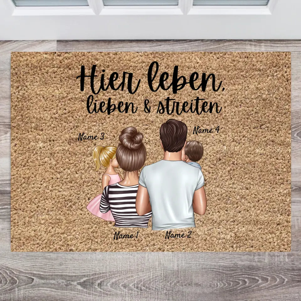 Hier leben, lieben & streiten - Personalisierte Fußmatte mit der ganzen Familie (1-4 Kinder)