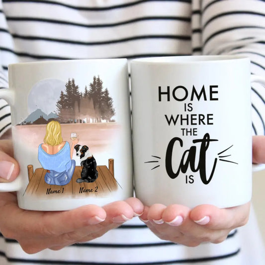 Frau mit Hund & Getränk - Personalisierte Tasse (1-2 Hunde oder Katzen)
