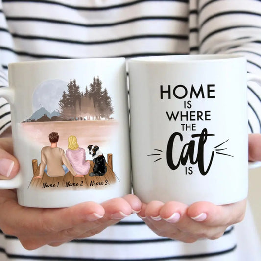Pärchen mit Haustier am Steg - Personalisierte Tasse (Hund oder Katze)