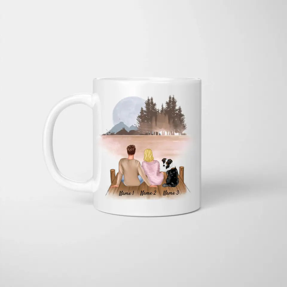 Pärchen mit Haustier am Steg - Personalisierte Tasse (Hund oder Katze)