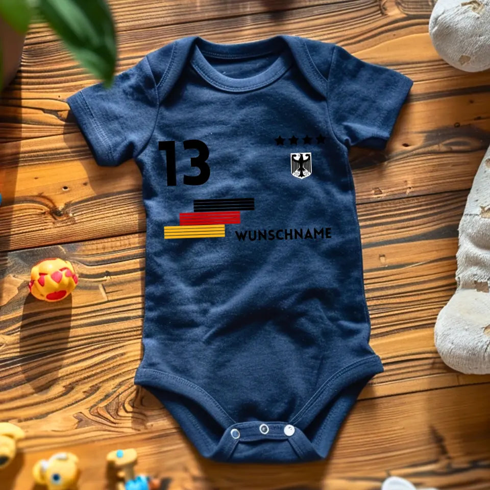 Fussball - Personalisierter Baby-Onesie/ Strampler, Trikot mit anpassbarem Namen und Trikotnummer, 100% Bio-Baumwolle Baby Body