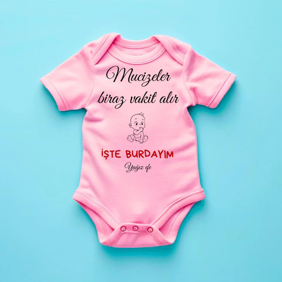 "Mucizeler biraz vakit alır İŞTE BURDAYIM - Personalisierter Baby-Onesie/ Strampler türkisch, 100% Bio-Baumwolle Baby Body
