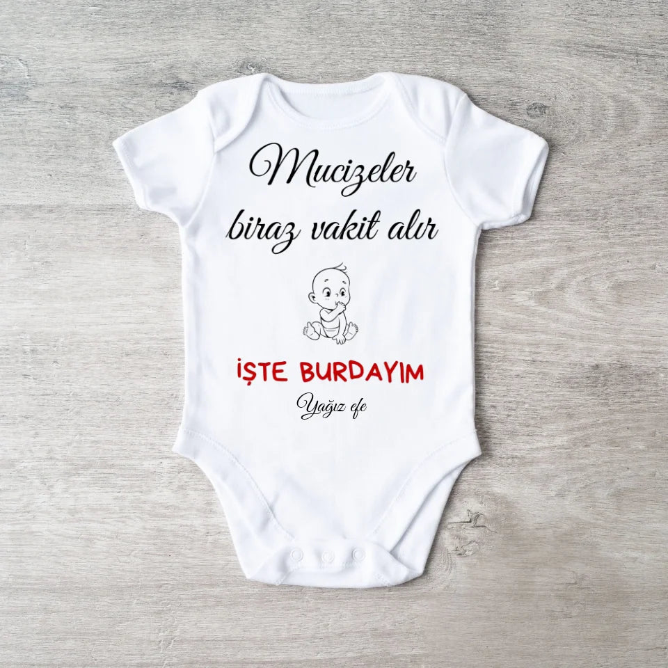 "Mucizeler biraz vakit alır İŞTE BURDAYIM - Personalisierter Baby-Onesie/ Strampler türkisch, 100% Bio-Baumwolle Baby Body