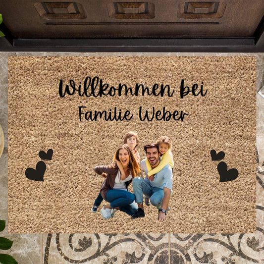 Personalisierte Foto-Fußmatte - Willkommen bei unserer Familie (eigenes Bild hochladen)