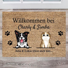 Laden Sie das Bild in den Galerie-Viewer, Willkommen bei - Personalisierte Fußmatte Hund &amp;  Katze (1-4 Haustiere)
