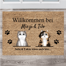 Laden Sie das Bild in den Galerie-Viewer, Katzenfreunde- Personalisierte Fußmatte (1-4 Katzen)
