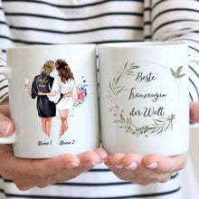 Laden Sie das Bild in den Galerie-Viewer, Braut mit Trauzeugin/ Brautjungfer in Satin Roben - Personalisierte Tasse zur Verlobung/ Hochzeit
