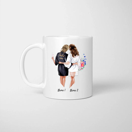 Braut mit Trauzeugin/ Brautjungfer in Satin Roben - Personalisierte Tasse zur Verlobung/ Hochzeit