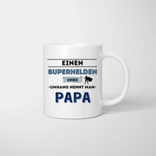 Laden Sie das Bild in den Galerie-Viewer, Superheld ohne Umhang PAPA - Personalisierte Tasse (1-4 Kinder)
