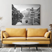 Laden Sie das Bild in den Galerie-Viewer, Unser Lieblingsort - Personalisierte Leinwand mit Namen / Wegschild (2 - 8 Personen) Schwarz-Weiss
