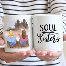 Laden Sie das Bild in den Galerie-Viewer, Beste Schwestern mit Getränk - Personalisierte Tasse (2-4 Geschwister)
