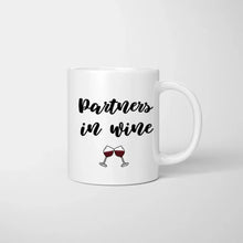 Laden Sie das Bild in den Galerie-Viewer, Partners in Wine - Personalisierte Pärchen-Tasse (Mann &amp; Frau)
