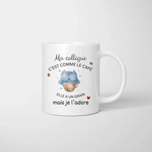 Laden Sie das Bild in den Galerie-Viewer, Ma collègue c&#39;est comme le cafe elle a un grain mais je l&#39;aodre - Mug personnalisé (2-4 personnes)
