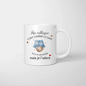 Ma collègue c'est comme le cafe elle a un grain mais je l'aodre - Mug personnalisé (2-4 personnes)