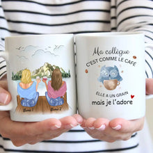 Laden Sie das Bild in den Galerie-Viewer, Ma collègue c&#39;est comme le cafe elle a un grain mais je l&#39;aodre - Mug personnalisé (2-4 personnes)
