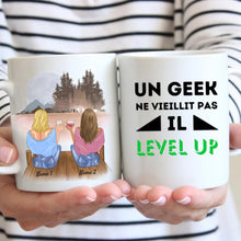 Laden Sie das Bild in den Galerie-Viewer, Un geek ne vieillit pas il level up - Mug personnalisé (2-4 personnes)
