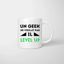 Laden Sie das Bild in den Galerie-Viewer, Un geek ne vieillit pas il level up - Mug personnalisé (2-4 personnes)
