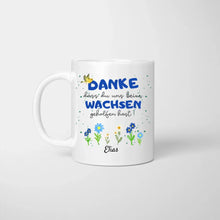 Laden Sie das Bild in den Galerie-Viewer, Danke, dass du mir beim wachsen geholfen hast - Personalisierte Tasse, Abschiedsgeschenk, Erzieher, Kindergarten, Schule, Lehrer, Tagesmutter
