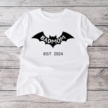 Laden Sie das Bild in den Galerie-Viewer, Badmom (Dadman) seit 2024 - Personalisiertes T-Shirt für werdende Mütter, Ankündigung Geburt/ Schwangerschaft 100% Baumwolle
