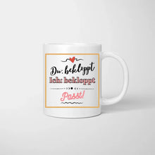 Laden Sie das Bild in den Galerie-Viewer, Du + Ich = bekloppt - Personalisierte Pärchen-Tasse (Mann &amp; Frau)
