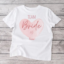 Laden Sie das Bild in den Galerie-Viewer, Personalisiertes JGA T-Shirt Team Braut, Tshirt Frauen, Junggesellenabschied T-Shirt, Brautjungfer Tshirt - Personalisiertes T-Shirt (100% Baumwolle, Unisex)
