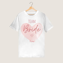 Laden Sie das Bild in den Galerie-Viewer, Personalisiertes JGA T-Shirt Team Braut, Tshirt Frauen, Junggesellenabschied T-Shirt, Brautjungfer Tshirt - Personalisiertes T-Shirt (100% Baumwolle, Unisex)
