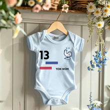 Laden Sie das Bild in den Galerie-Viewer, 2024 Maillot de foot Euro France - Body bébé personnalisé avec prénom et numéro de maillot personnalisables, 100% coton bio
