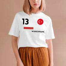 Laden Sie das Bild in den Galerie-Viewer, Fußball EM 2024 Türkei Trikot - Personalisiertes T-Shirt für türkische Fußball-Fans (100% Baumwolle, Unisex)
