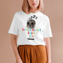 Laden Sie das Bild in den Galerie-Viewer, Schlafi Shlafi Shirti Hamster Meme - Personalisiertes T-Shirt (100% Baumwolle, Unisex)
