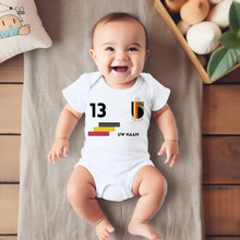 Laden Sie das Bild in den Galerie-Viewer, 2024 Euro België voetbalshirt - Gepersonaliseerd babyrompertje met naam en rugnummer, 100% biologisch katoen
