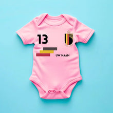 Laden Sie das Bild in den Galerie-Viewer, 2024 Euro België voetbalshirt - Gepersonaliseerd babyrompertje met naam en rugnummer, 100% biologisch katoen
