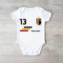 Laden Sie das Bild in den Galerie-Viewer, 2024 Maillot de foot Euro Belgique - Body bébé personnalisé avec prénom et numéro de maillot personnalisables, 100% coton bio
