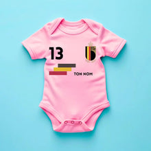 Laden Sie das Bild in den Galerie-Viewer, 2024 Maillot de foot Euro Belgique - Body bébé personnalisé avec prénom et numéro de maillot personnalisables, 100% coton bio
