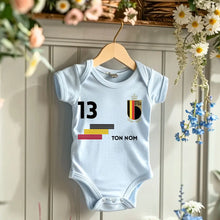 Laden Sie das Bild in den Galerie-Viewer, 2024 Maillot de foot Euro Belgique - Body bébé personnalisé avec prénom et numéro de maillot personnalisables, 100% coton bio
