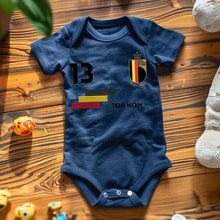 Laden Sie das Bild in den Galerie-Viewer, 2024 Maillot de foot Euro Belgique - Body bébé personnalisé avec prénom et numéro de maillot personnalisables, 100% coton bio
