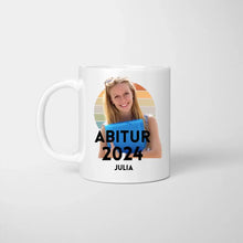 Laden Sie das Bild in den Galerie-Viewer, Abschluss Foto Tasse 2024 - Eigenes Bild hochladen, Personalisierte Tasse Abitur, Studium, Bachelor, Master, Ausbildung, Realschule, Examen
