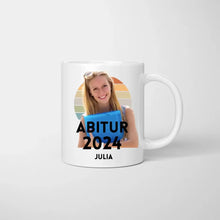 Laden Sie das Bild in den Galerie-Viewer, Abschluss Foto Tasse 2024 - Eigenes Bild hochladen, Personalisierte Tasse Abitur, Studium, Bachelor, Master, Ausbildung, Realschule, Examen
