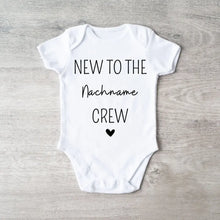 Laden Sie das Bild in den Galerie-Viewer, New to the Family Crew - Personalisierter Baby-Onesie/ Strampler, 100% Bio-Baumwolle
