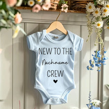 Laden Sie das Bild in den Galerie-Viewer, New to the Family Crew - Personalisierter Baby-Onesie/ Strampler, 100% Bio-Baumwolle
