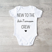 Laden Sie das Bild in den Galerie-Viewer, New to the family crew achternaam - Gepersonaliseerde baby onesie, baby body 100% biologisch katoen
