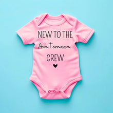 Laden Sie das Bild in den Galerie-Viewer, New to the family crew achternaam - Gepersonaliseerde baby onesie, baby body 100% biologisch katoen
