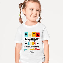 Laden Sie das Bild in den Galerie-Viewer, Kita Abgänger 2024, Eine Legende geht vom Gelände - Personalisiertes T-Shirt Kinder, Schüler, Einschulung (100% Baumwolle)
