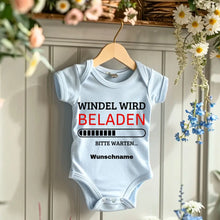 Laden Sie das Bild in den Galerie-Viewer, Windel wird beladen - Personalisierter Baby-Onesie/ Strampler, 100% Bio-Baumwolle
