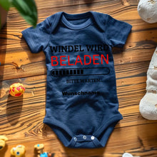 Laden Sie das Bild in den Galerie-Viewer, Windel wird beladen - Personalisierter Baby-Onesie/ Strampler, 100% Bio-Baumwolle
