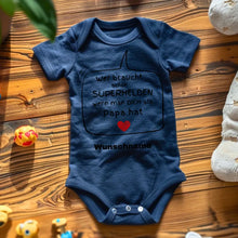 Laden Sie das Bild in den Galerie-Viewer, Superhelden Papa - Personalisierter Baby-Onesie/ Strampler, 100% Bio-Baumwolle
