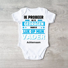 Laden Sie das Bild in den Galerie-Viewer, IK PROBEER ME TE GEDRAGEN PAPA - Gepersonaliseerde baby onesie, baby body 100% biologisch katoen
