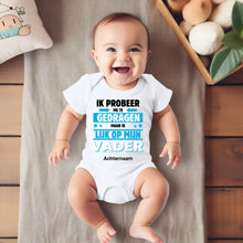 Laden Sie das Bild in den Galerie-Viewer, IK PROBEER ME TE GEDRAGEN PAPA - Gepersonaliseerde baby onesie, baby body 100% biologisch katoen
