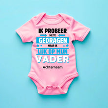 Laden Sie das Bild in den Galerie-Viewer, IK PROBEER ME TE GEDRAGEN PAPA - Gepersonaliseerde baby onesie, baby body 100% biologisch katoen
