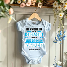 Laden Sie das Bild in den Galerie-Viewer, IK PROBEER ME TE GEDRAGEN PAPA - Gepersonaliseerde baby onesie, baby body 100% biologisch katoen
